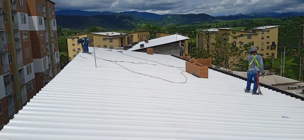 Cubierta Curazao Etapa II: cubierta metálica blanca en montaje con trabajadores, ejemplo de obra real de cubierta.